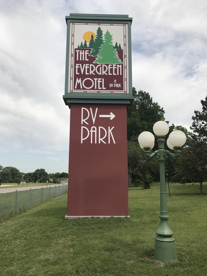 Evergreen Inn- Motel And Rv Park Pratt Exterior photo
