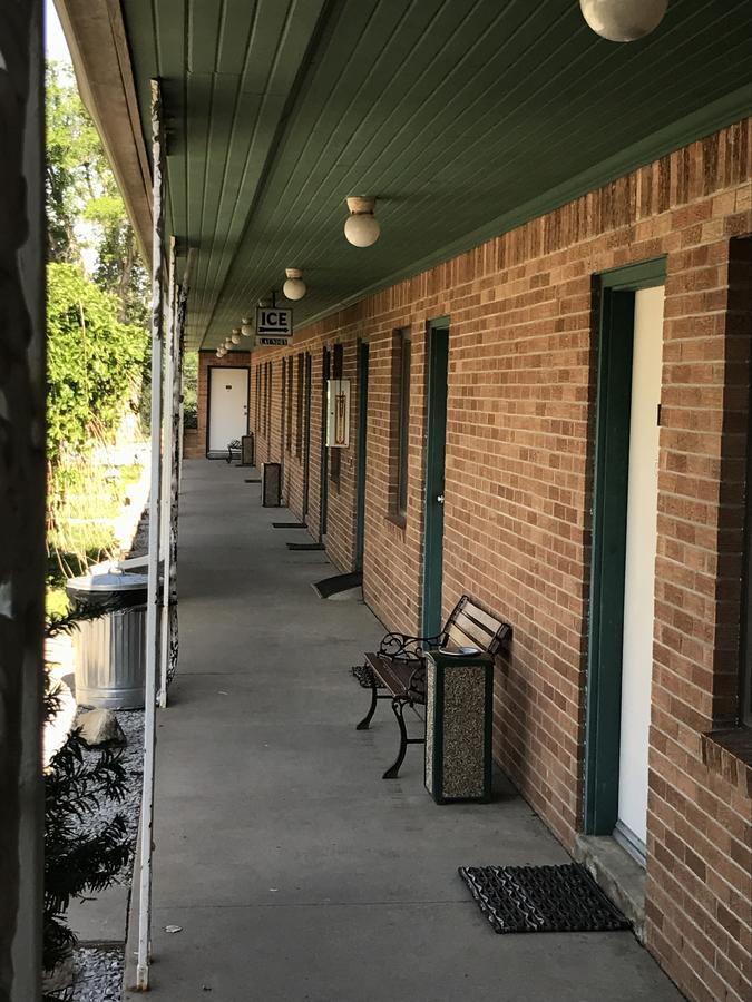 Evergreen Inn- Motel And Rv Park Pratt Exterior photo